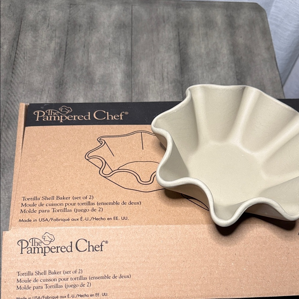 The Pampered Chef Beige Tortilla Shell Baker Set